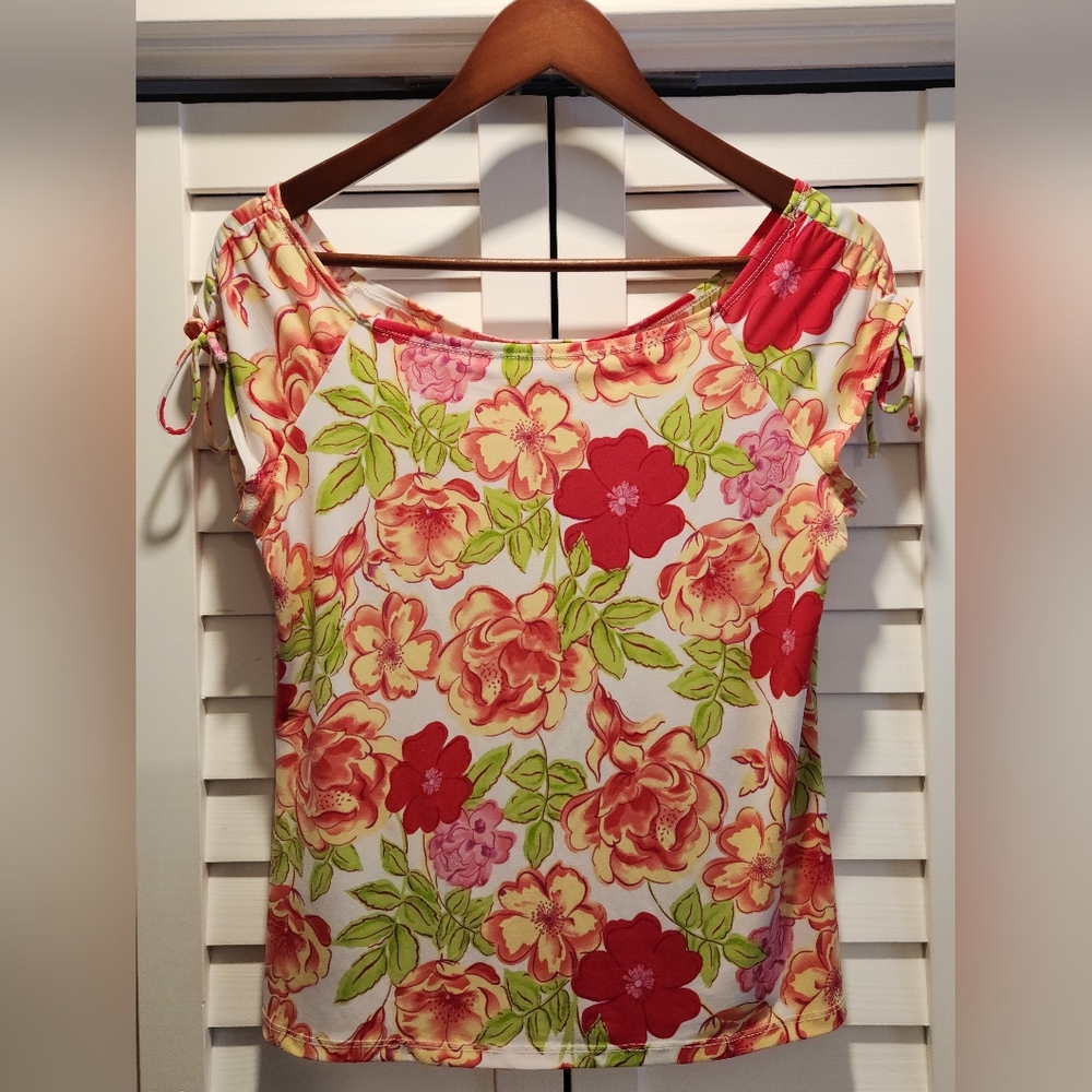 Cute floral print sleeveless top.